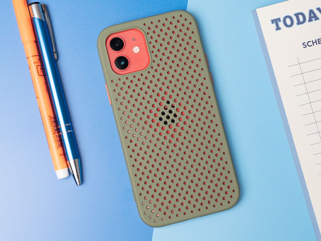 Děrovaný, gumový kryt na iPhone 12 a iPhone 12 Pro - Zelený 2